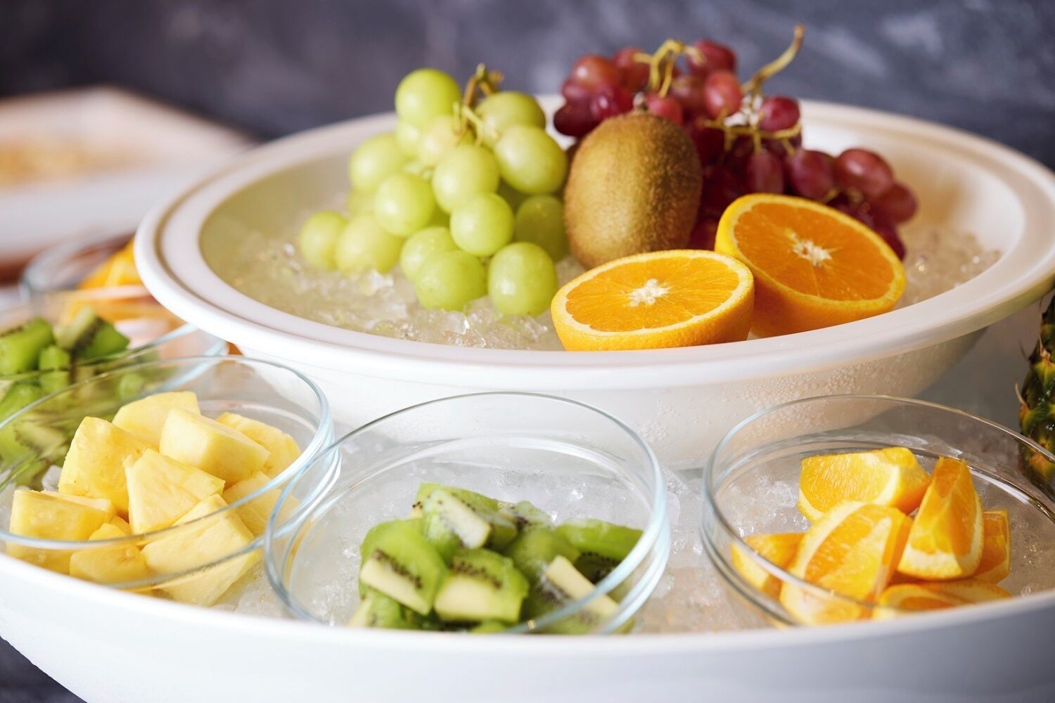 Un bol de gel amb diverses fruites, com ara raïms, kiwi i rodanxes de taronja.