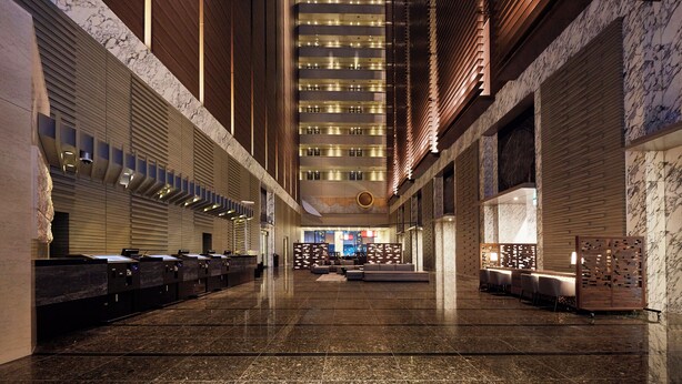 A spacious lobby with a long reception desk, seating area, and a high ceiling with lighting fixtures. - Hotel Villa Fontaine Grand Tokyo - Shiodome (Tokyo)