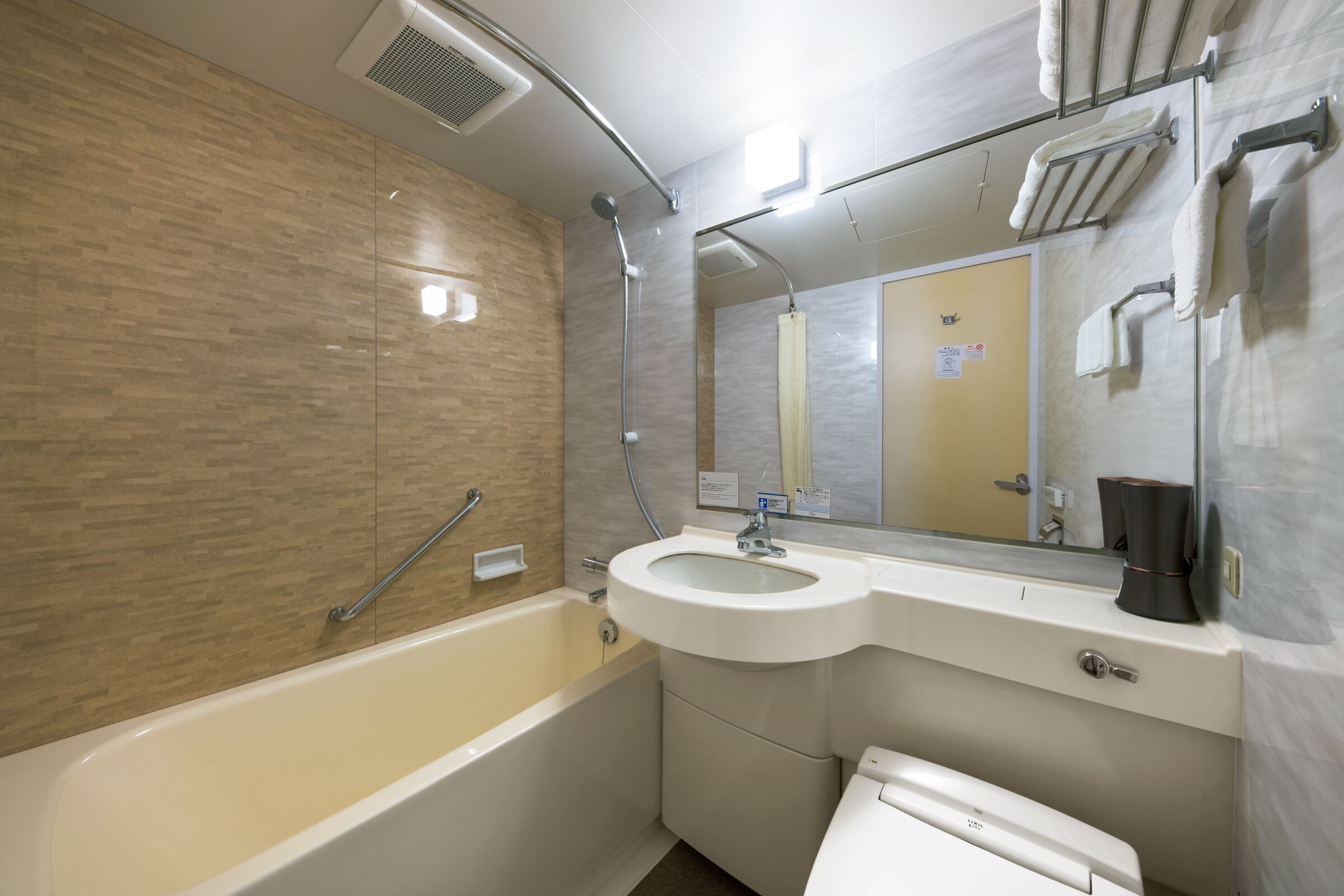 combined shower/bathtub, deep-soaking bathtub, free toiletries