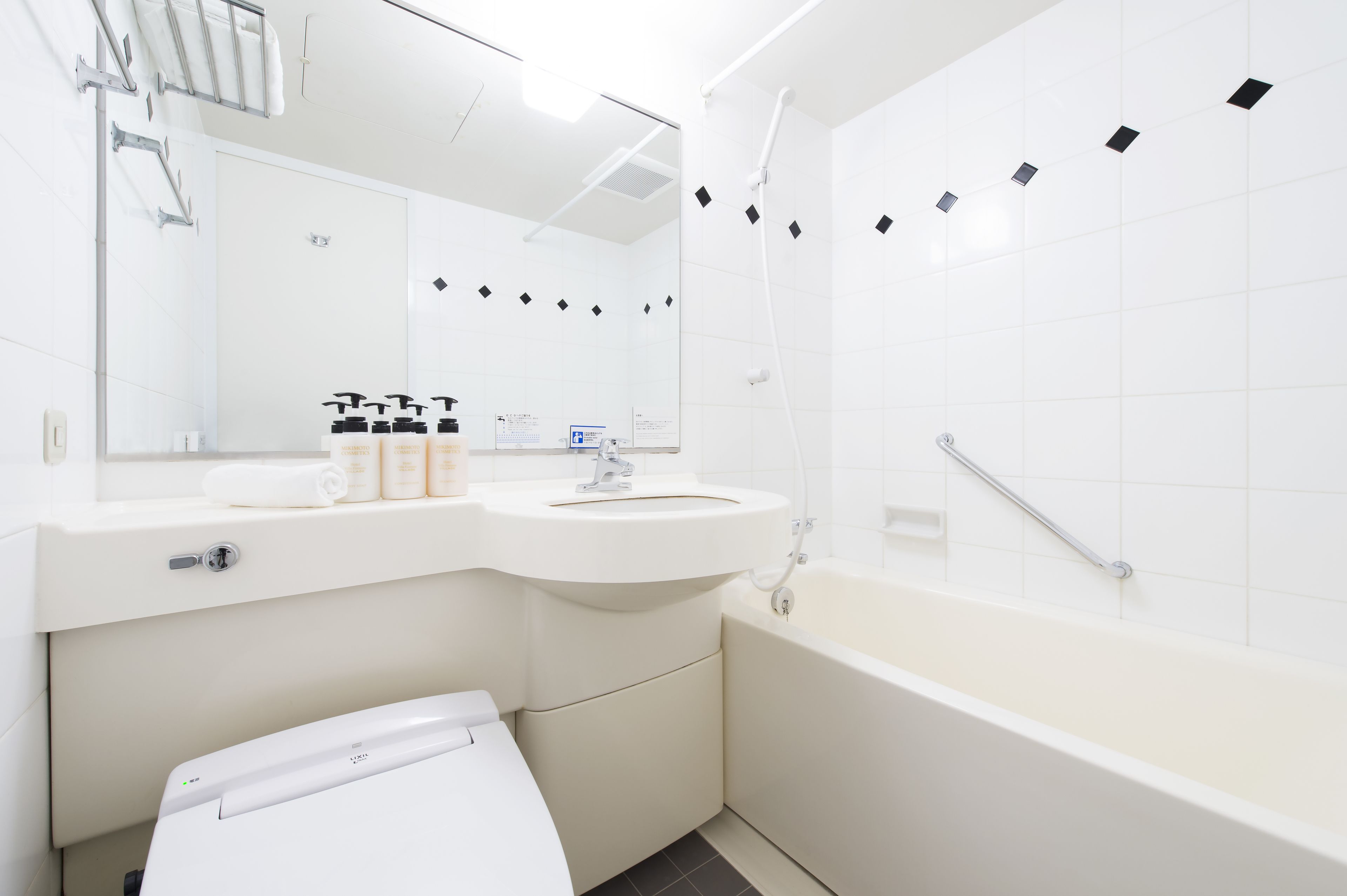 combined shower/bathtub, deep-soaking bathtub, free toiletries