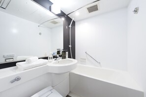 Combined shower/bathtub, deep-soaking bathtub, designer toiletries - Hotel Villa Fontaine Tokyo - Kayabacho (Tokyo)
