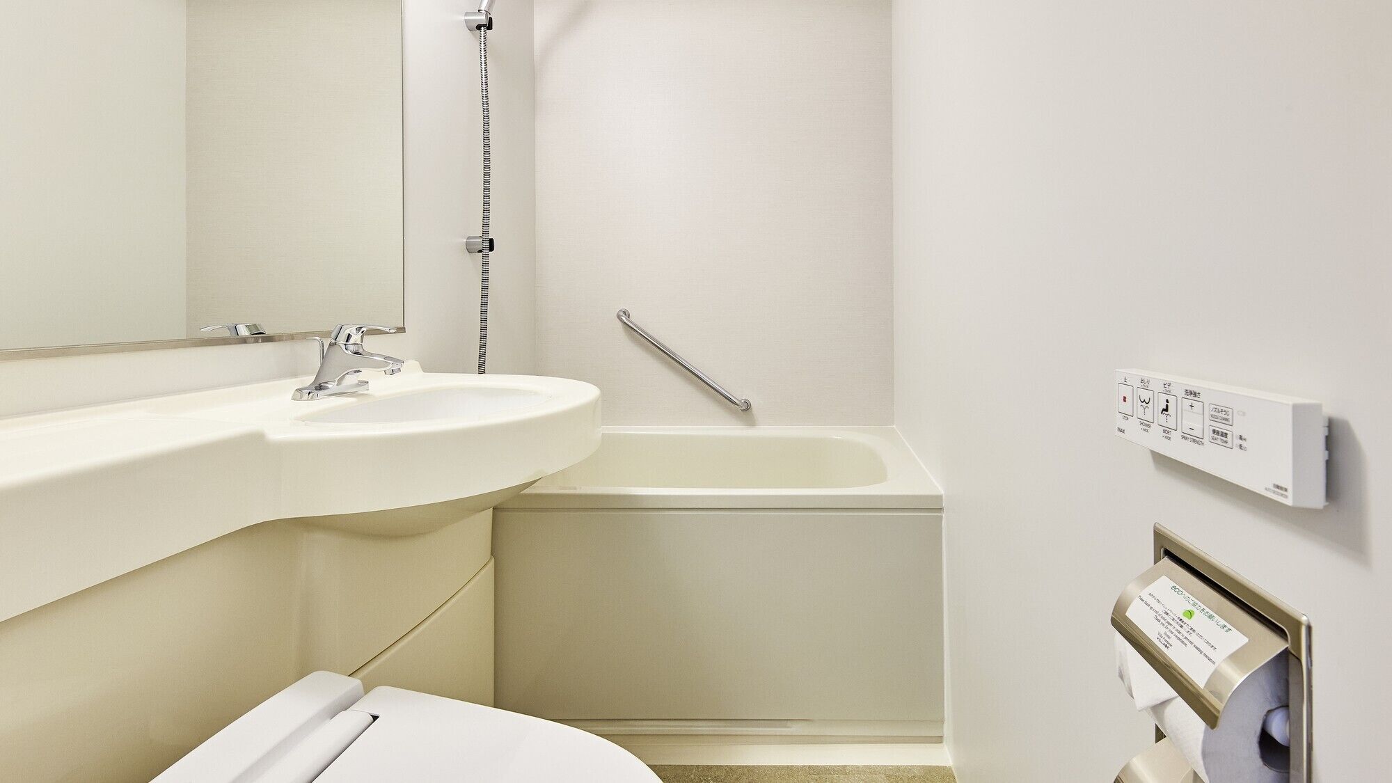 Un baño con lavamanos, espejo, ducha e inodoro.