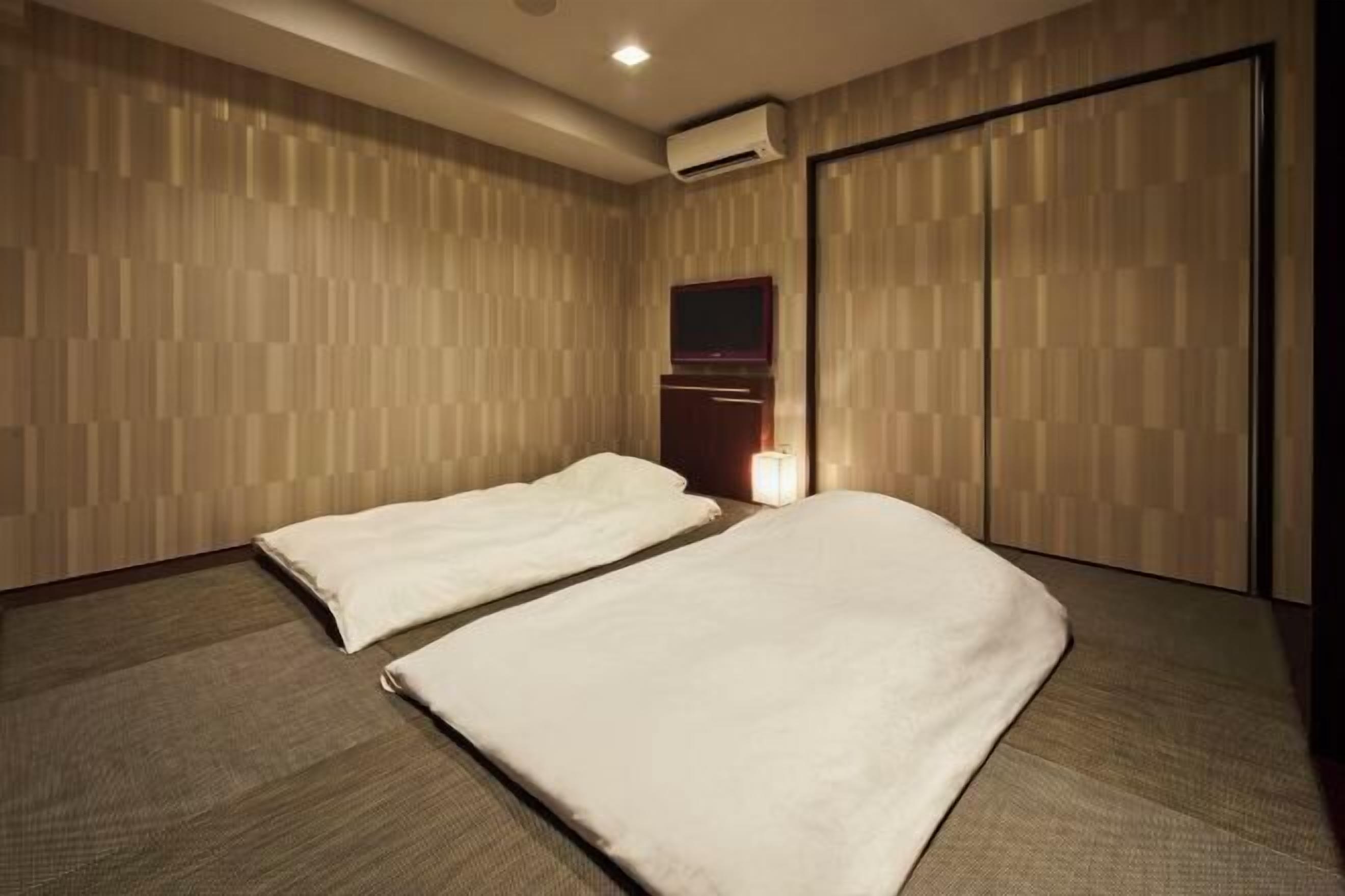 Coffres-forts dans les chambres, fer et planche à repasser