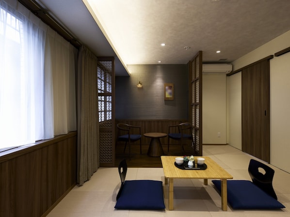 Accommodates up to 6 Guests -SAKURA- (3 Single Beds + 3 Futon Beds) - Village Kyoto close by Shijo Omiya station (Kyoto)