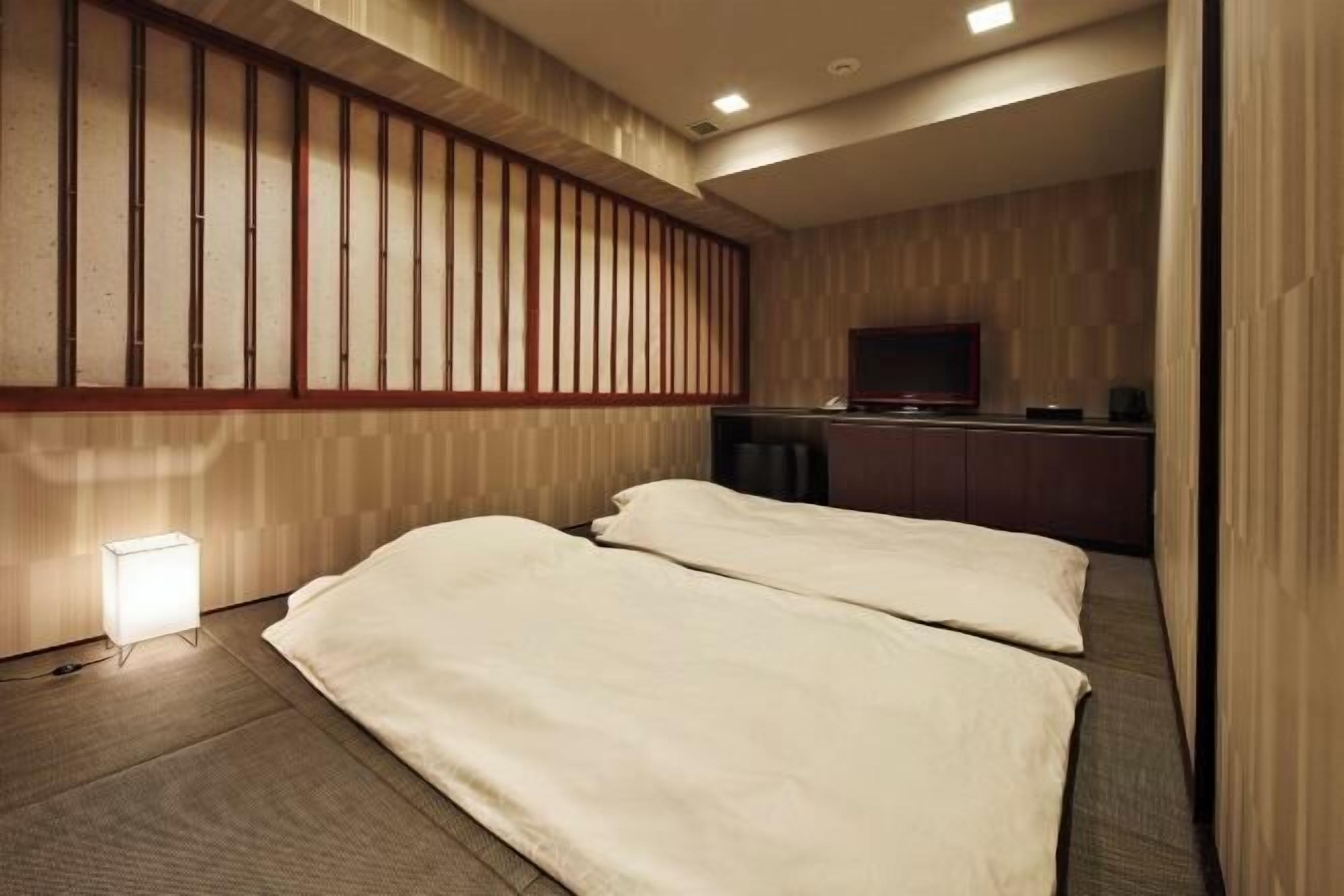 Coffres-forts dans les chambres, fer et planche à repasser