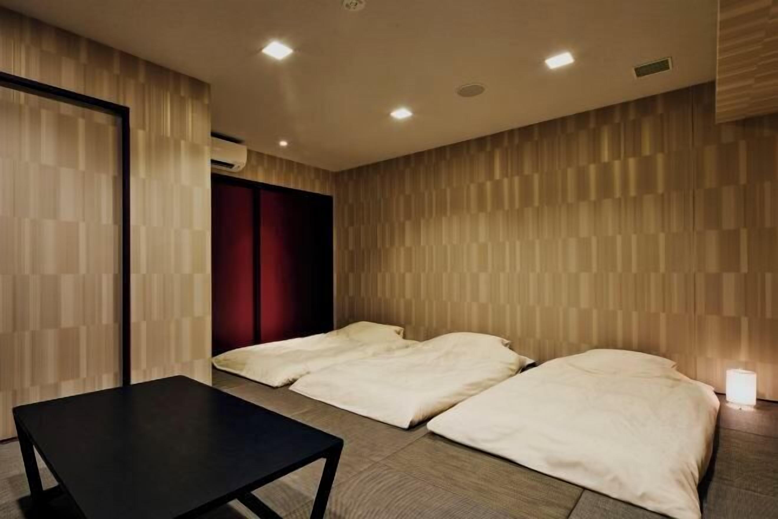 Coffres-forts dans les chambres, fer et planche à repasser