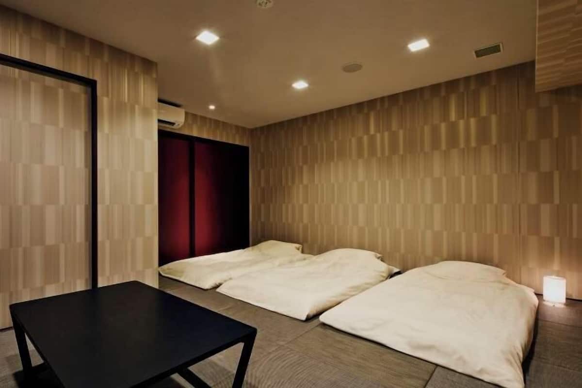 Safe på rommet, strykejern/-brett, wi-fi (inkludert) og sengetøy