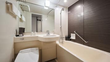Combined shower/bathtub, free toiletries, hair dryer, slippers