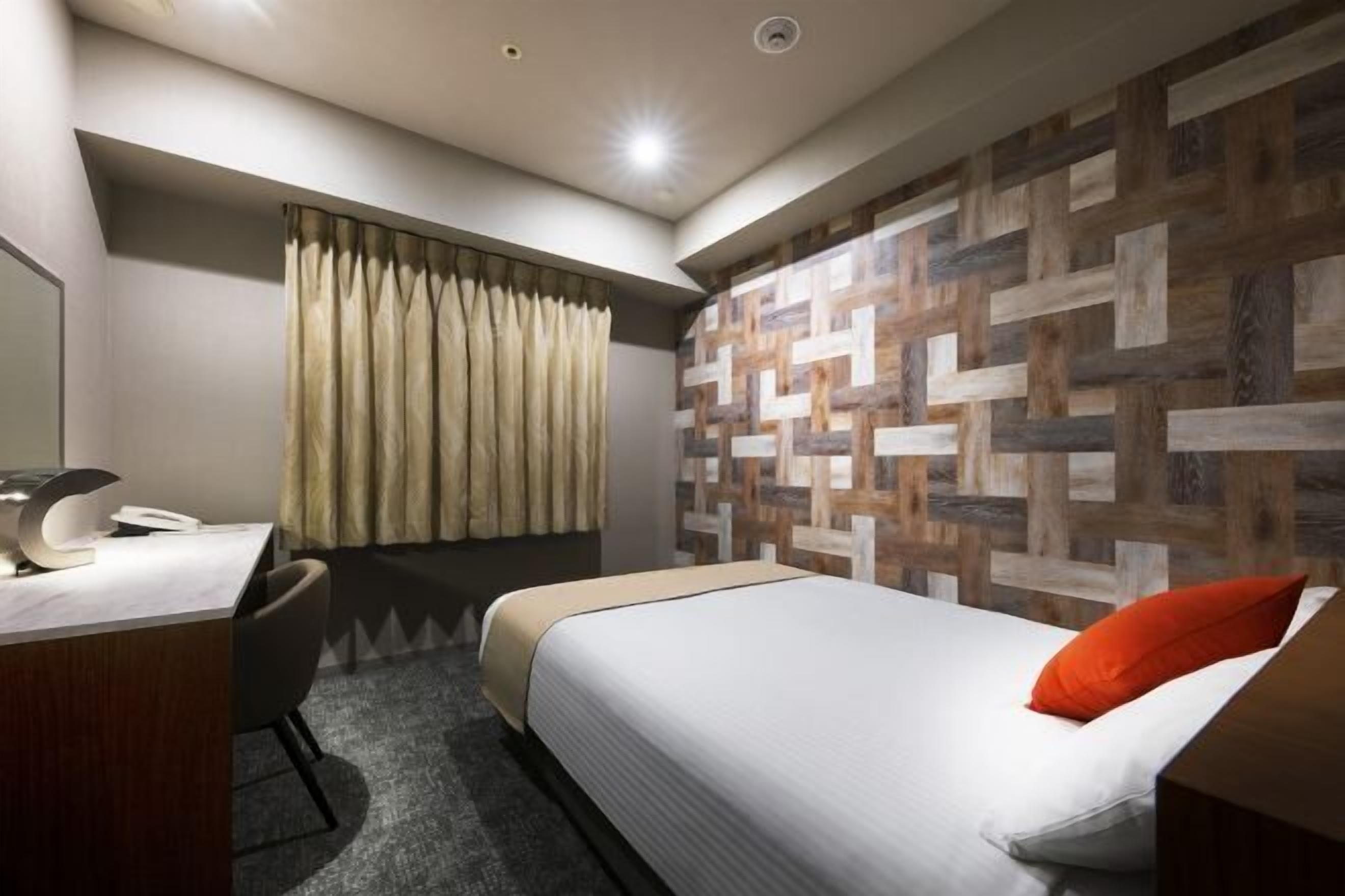 Pengeskab på værelset, mørklægningsgardiner, strygejern/strygebræt