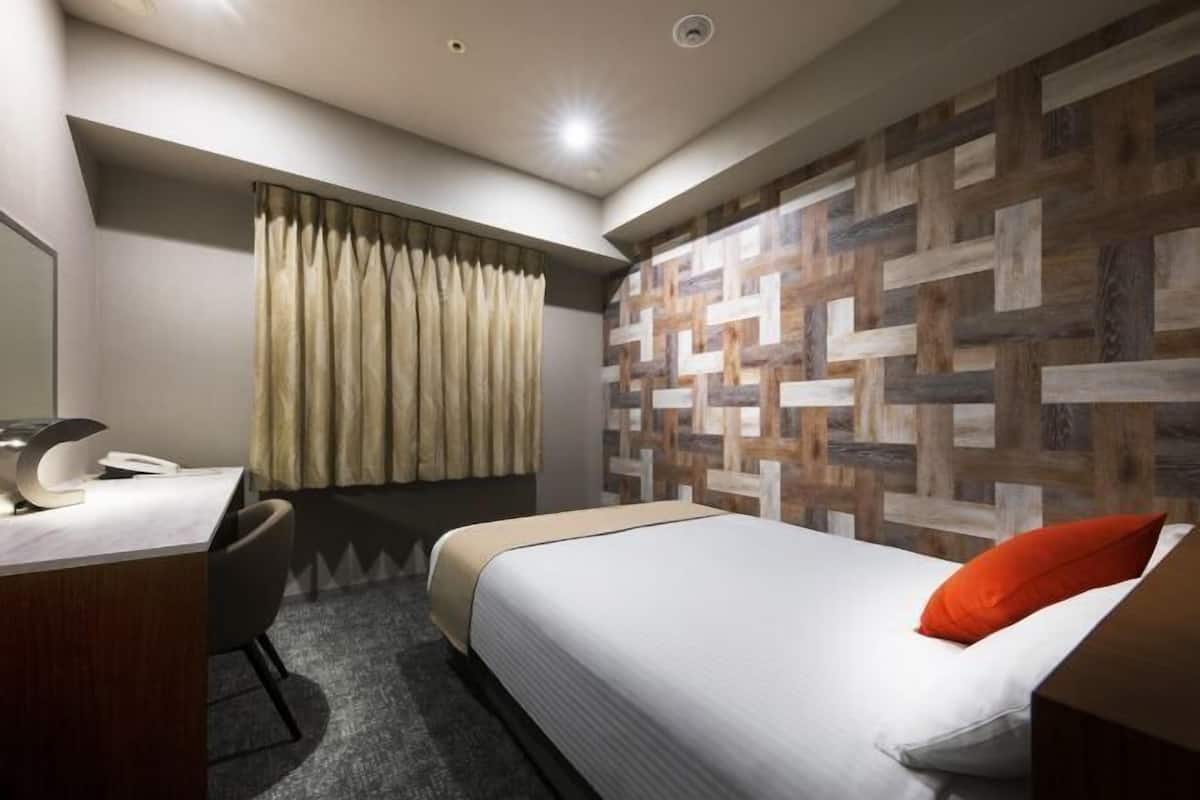 Pengeskab på værelset, mørklægningsgardiner, strygejern/strygebræt