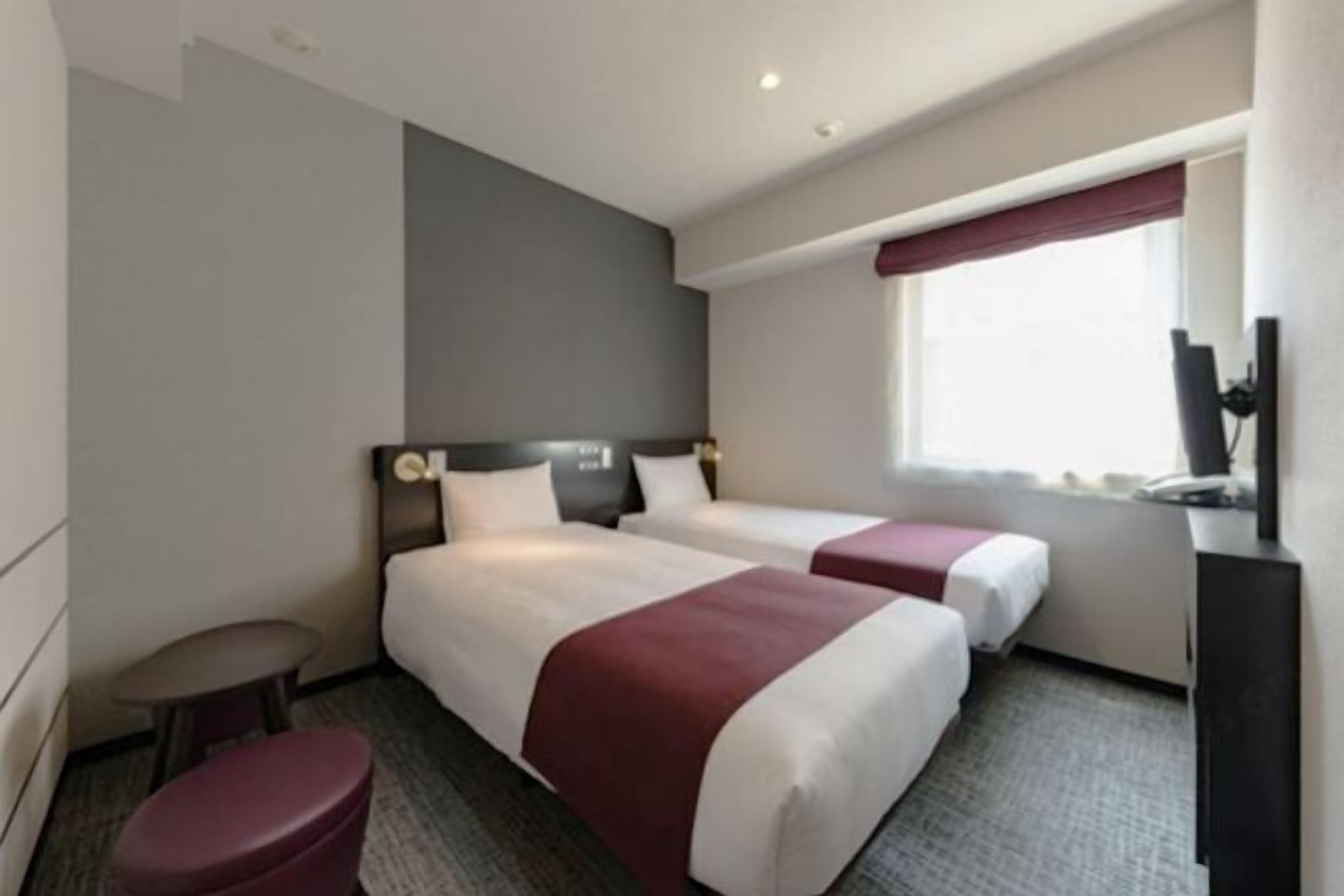 Pengeskab på værelset, mørklægningsgardiner, strygejern/strygebræt