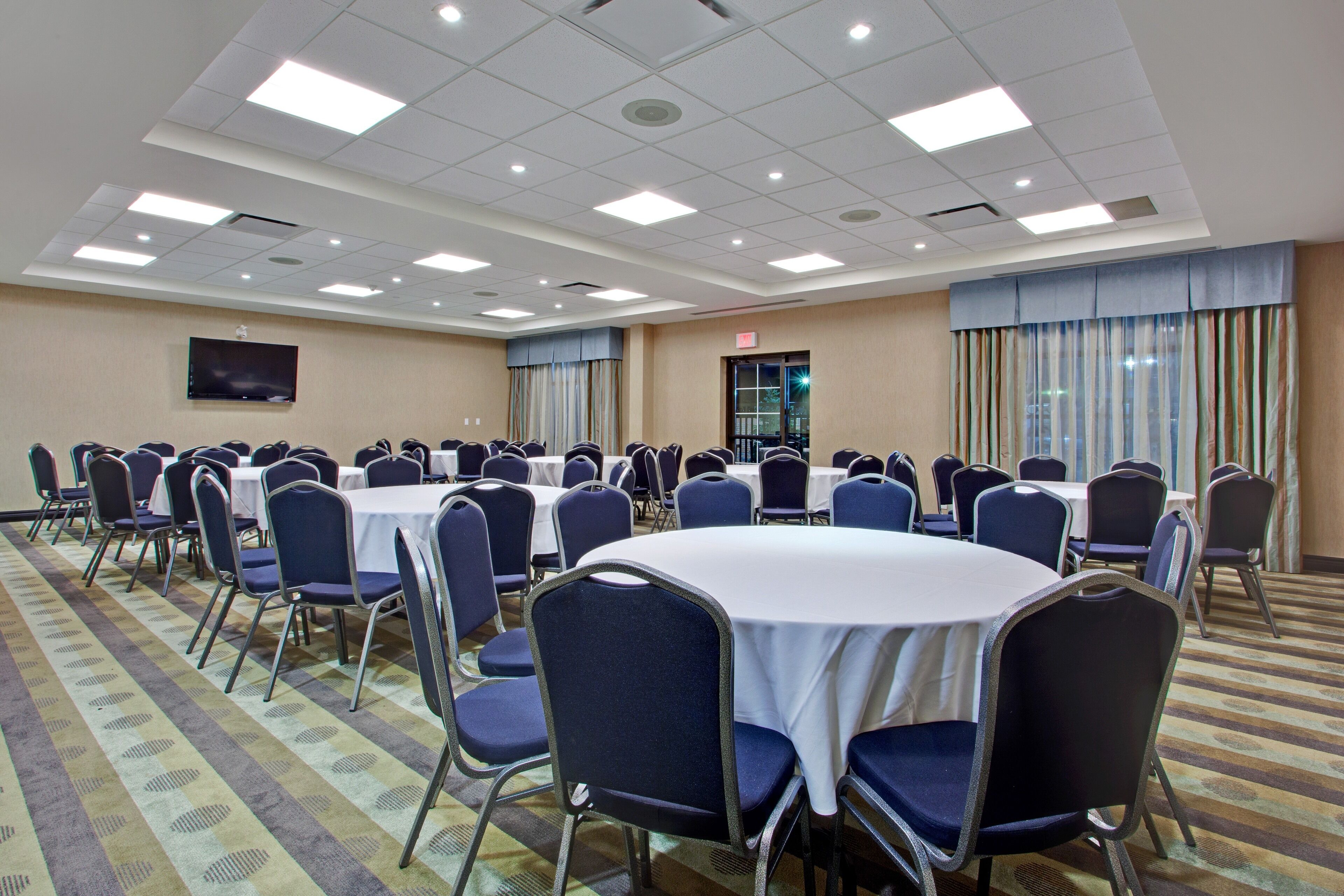 Photo - Holiday Inn Express & Suites Ottawa West - Nepean by IHG