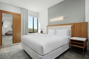 Premium bedding, desk, iron/ironing board, free WiFi