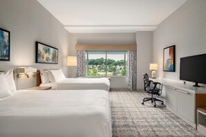 Cofres nos quartos, espaço de trabalho para notebook, cortinas blackout