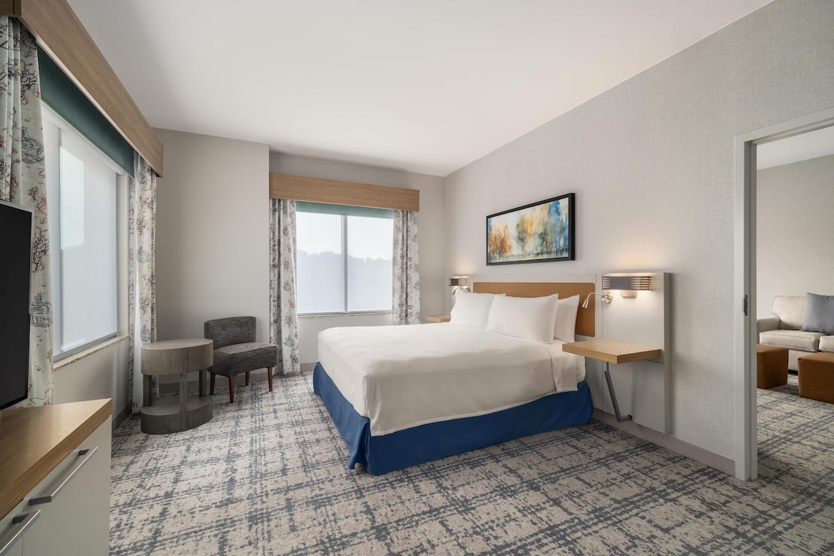 In-room safe, laptop workspace, blackout drapes, iron/ironing board
