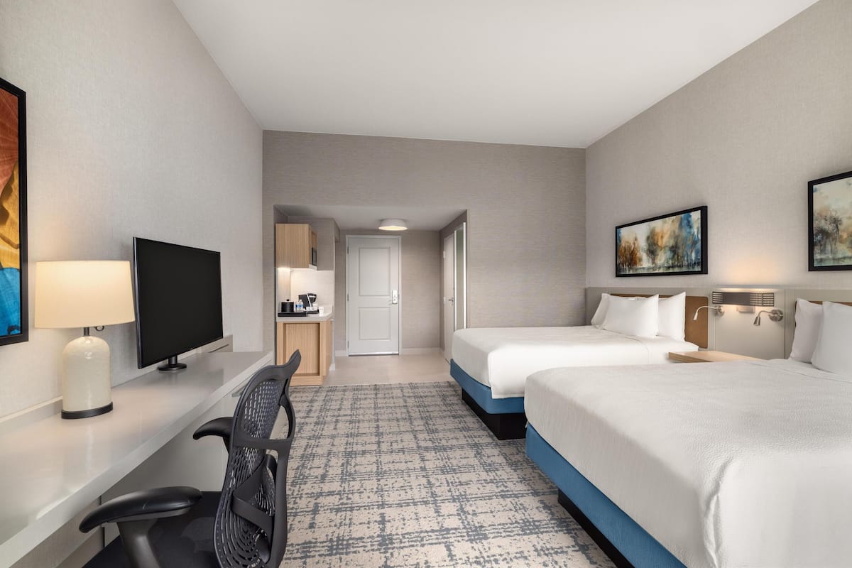 In-room safe, laptop workspace, blackout drapes, iron/ironing board