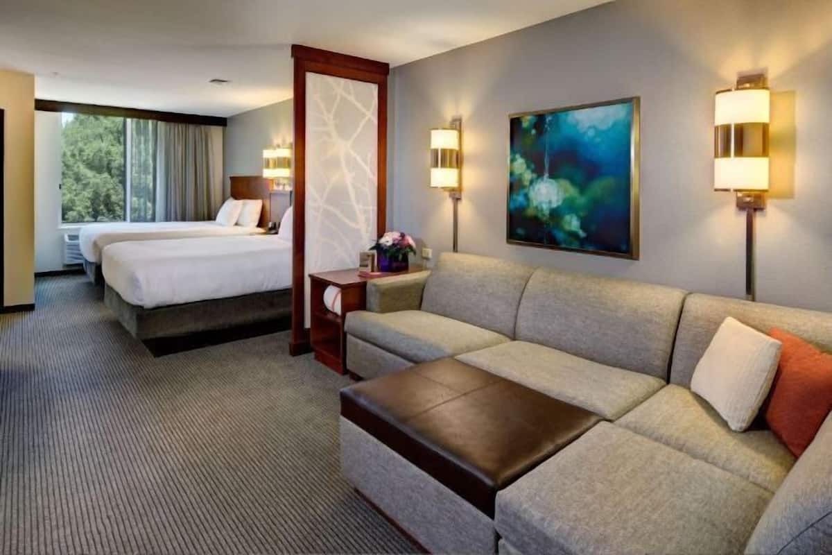 Caja de seguridad en la habitación y escritorio