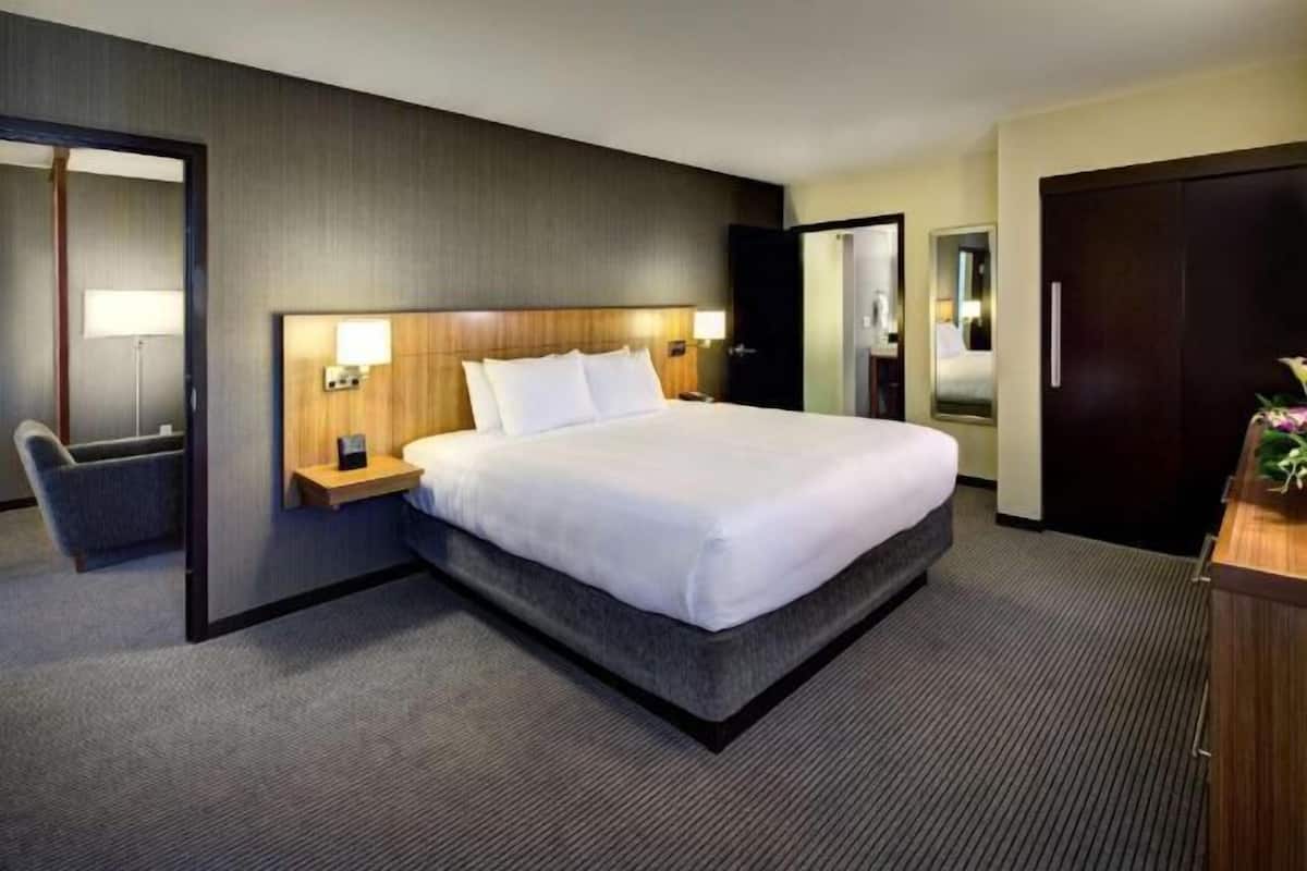 Caja de seguridad en la habitación y escritorio