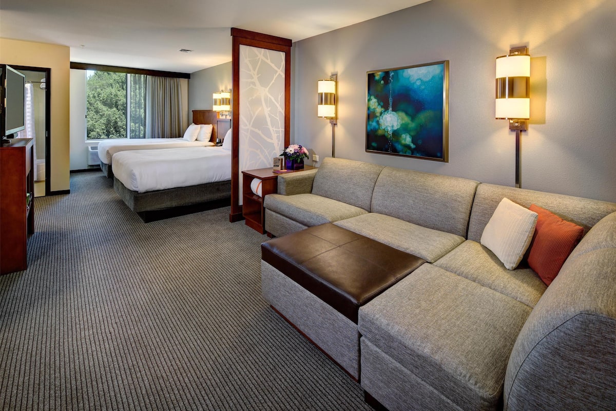 In-room safe, desk, laptop workspace, iron/ironing board