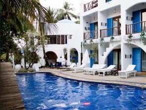 Outdoor pool, pool umbrellas, pool loungers - Mykonos Blu (Baga)
