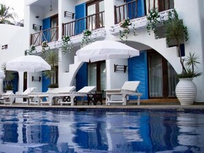 Outdoor pool, pool umbrellas, sun loungers - Mykonos Blu (Baga)