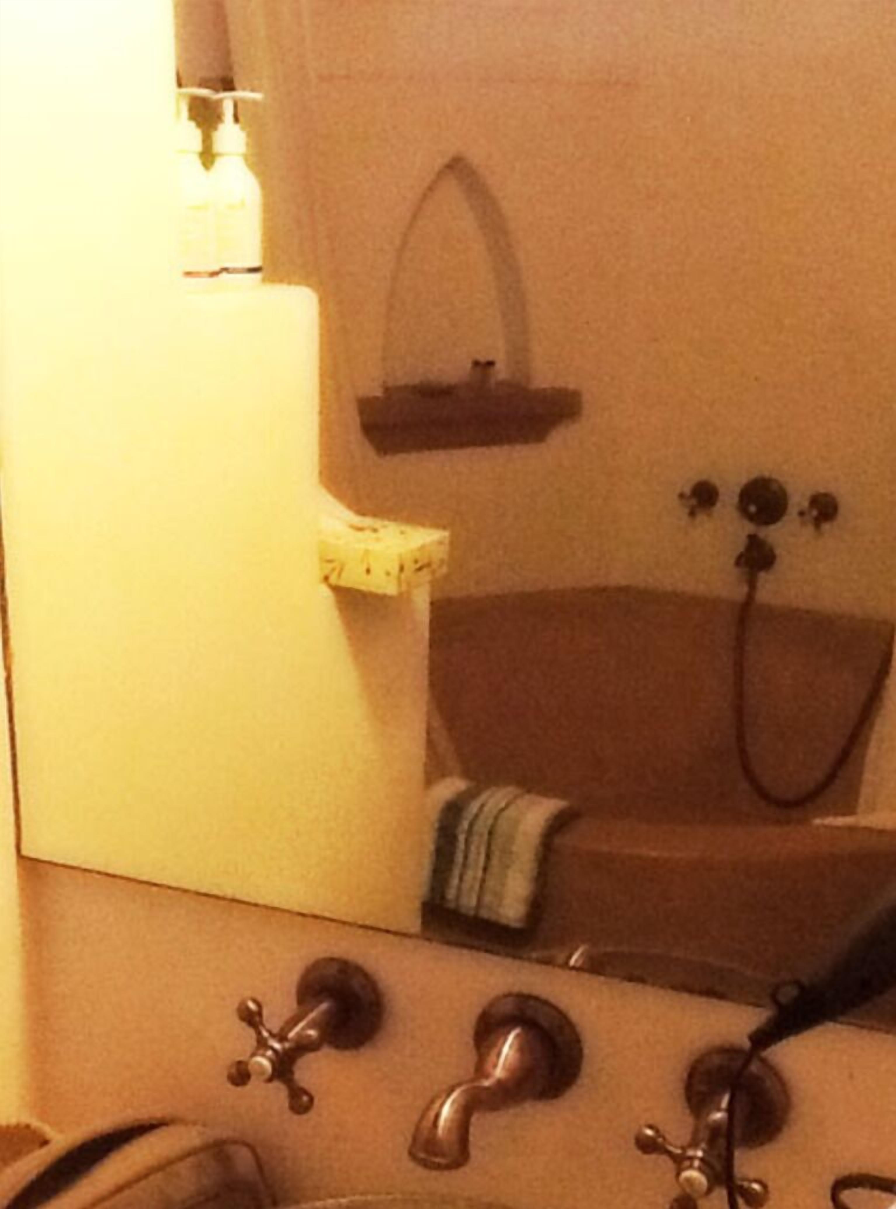 bathtub, deep-soaking bathtub, free toiletries, hair dryer