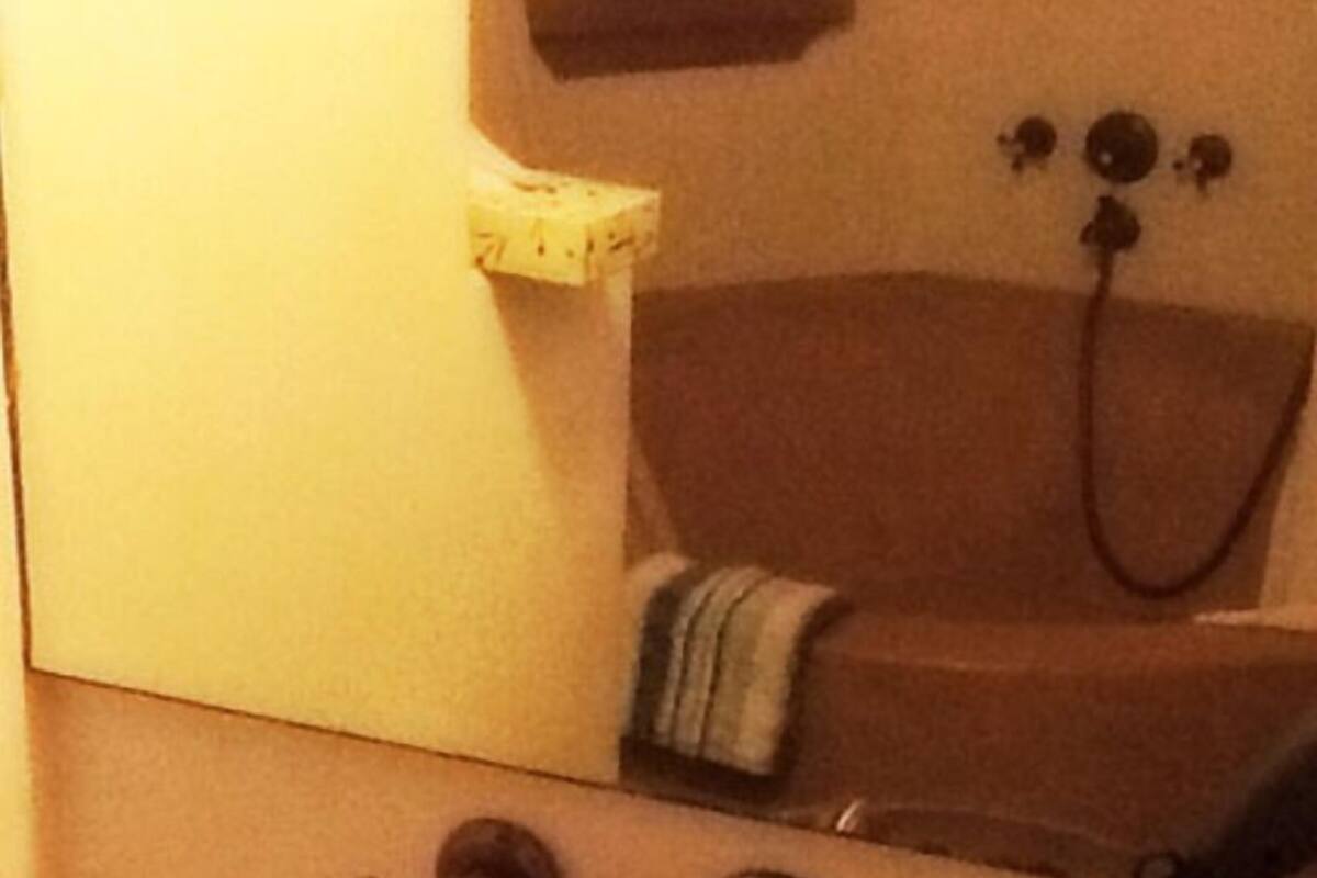 bathtub, deep-soaking bathtub, free toiletries, hair dryer