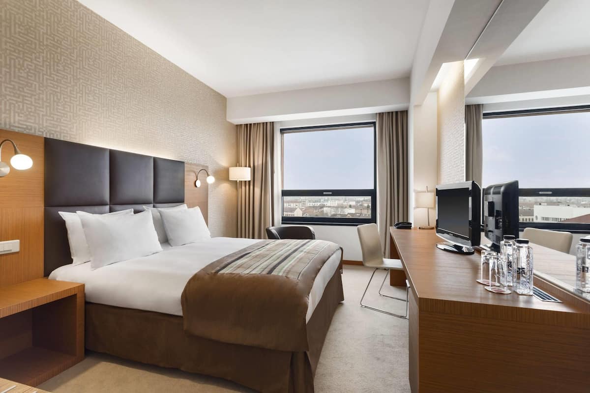 Business Room, 1 Queen Bed, Non Smoking