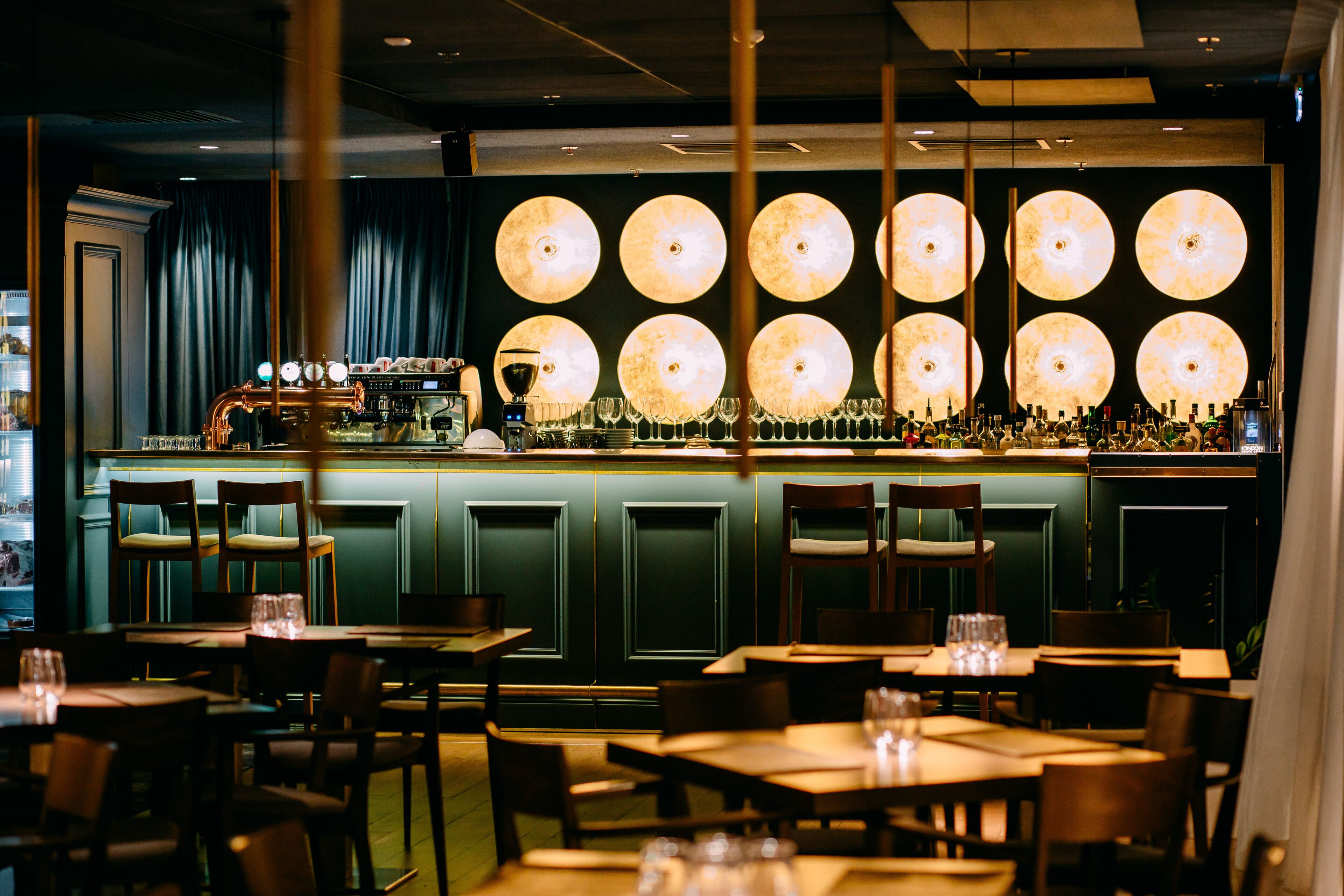 2 bars/lounges, rooftop bar