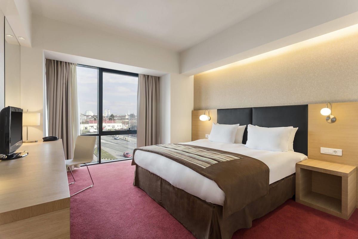 luxury suite, 1 king bed, non smoking | 1 bedroom, egyptian cotton sheets, premium bedding, down duvets