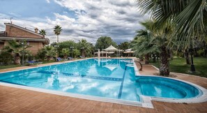 Una piscina al aire libre de temporada