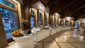 A buffet setup with a coffee station, a fruit basket, and a variety of food and drink options. - Grand Hotel Vigna Nocelli (Lucera)
