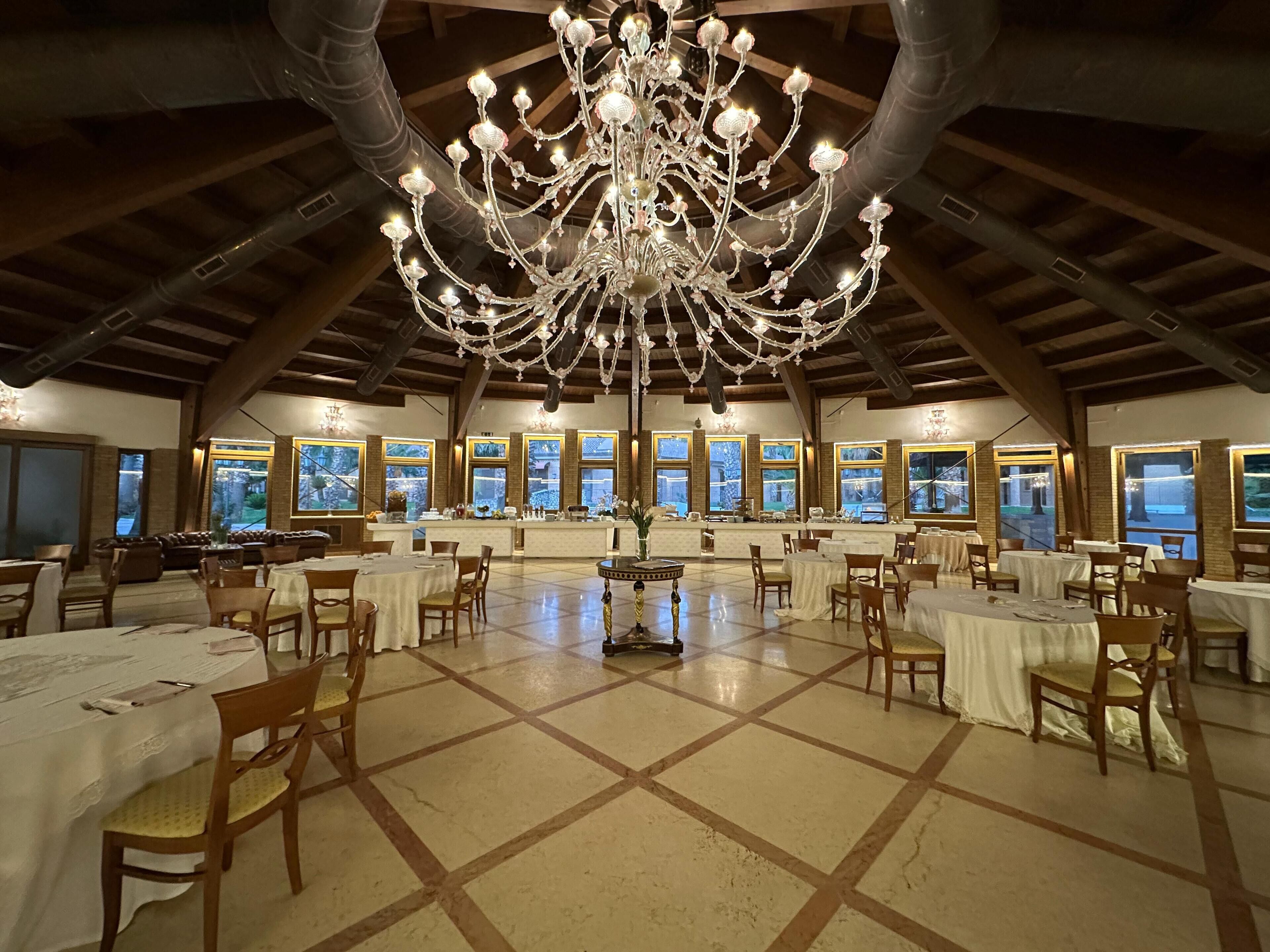 供应早餐、午餐和晚餐