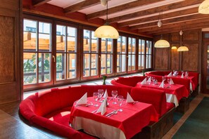 Breakfast, lunch, dinner served; international cuisine 