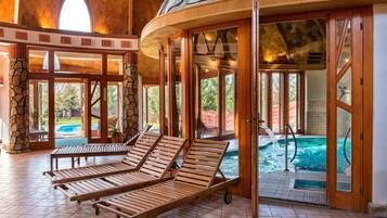 Innenpool, Außenpool (je nach Saison geöffnet), Liegestühle