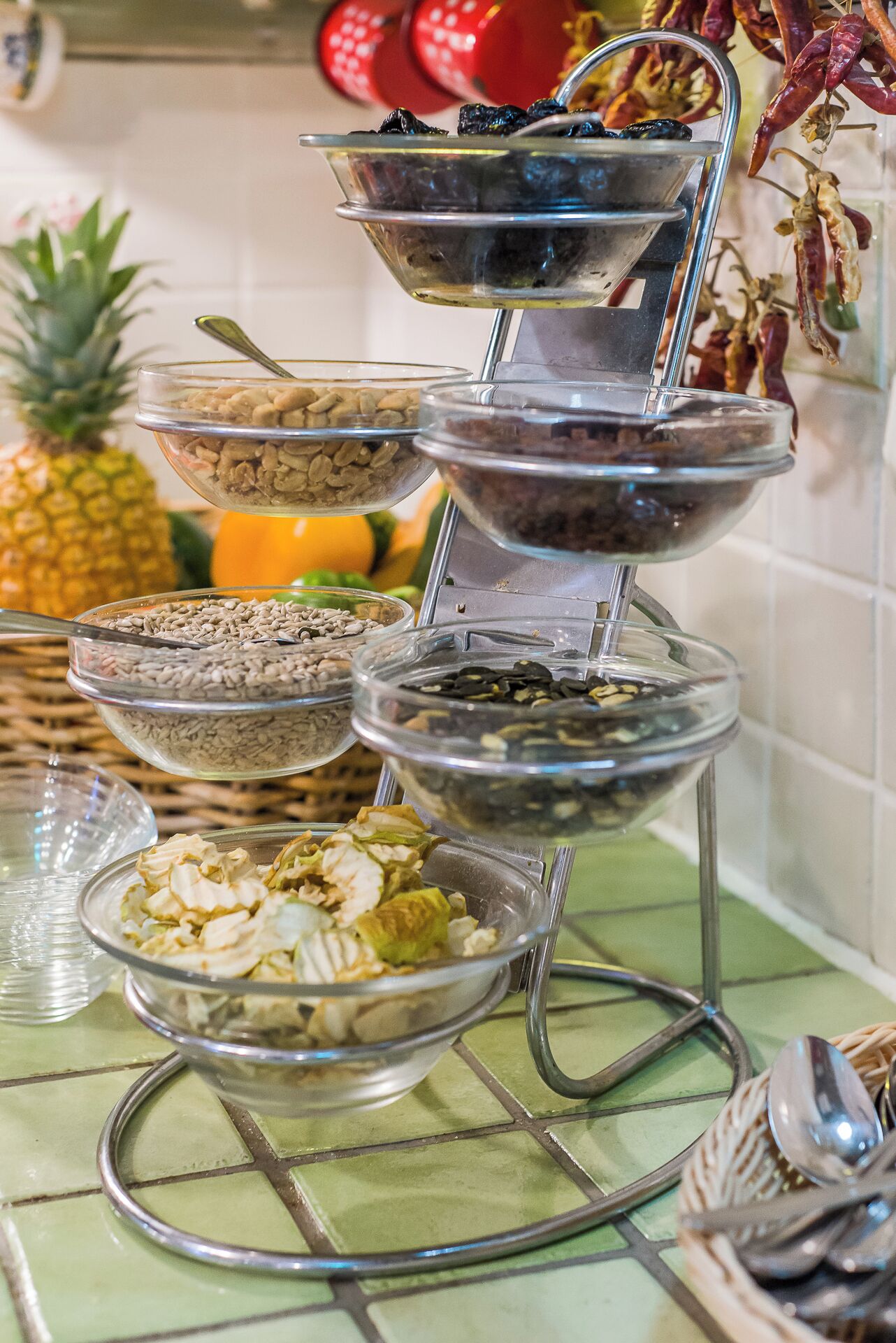 Una bandeja escalonada con diferentes alimentos.