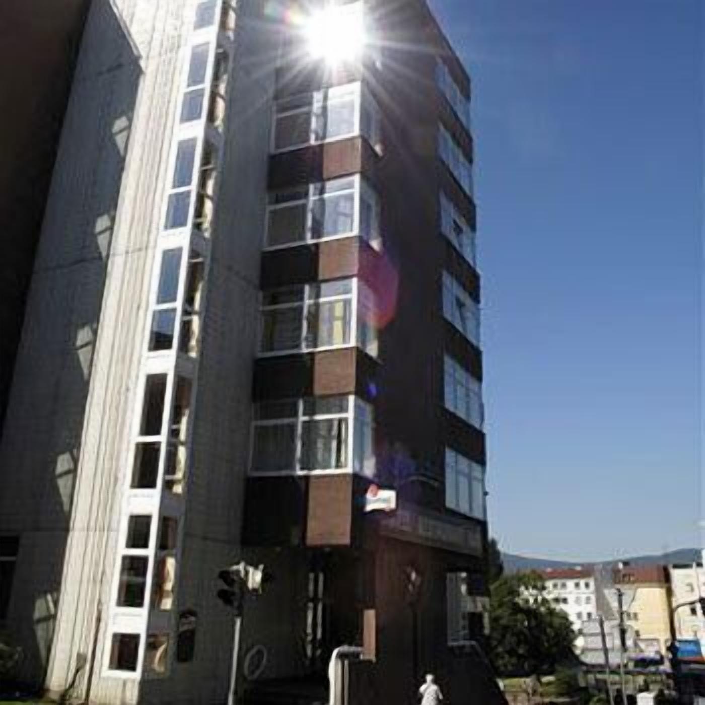 Vista frontal de la propiedad