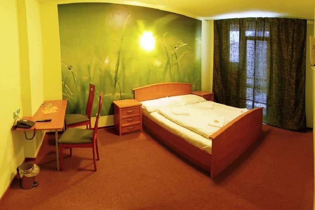 In-room safe, desk, WiFi (free), bed sheets