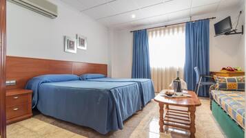 Select Comfort-bedden, een bureau, verduisterende gordijnen