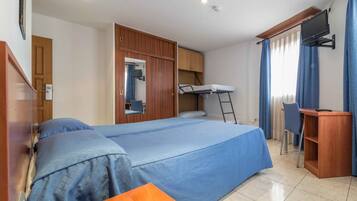 Select Comfort-bedden, een bureau, verduisterende gordijnen