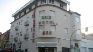 Un hotel con un cartel que dice "HOTEL" y "BAR", indicando que hay un bar en el establecimiento.