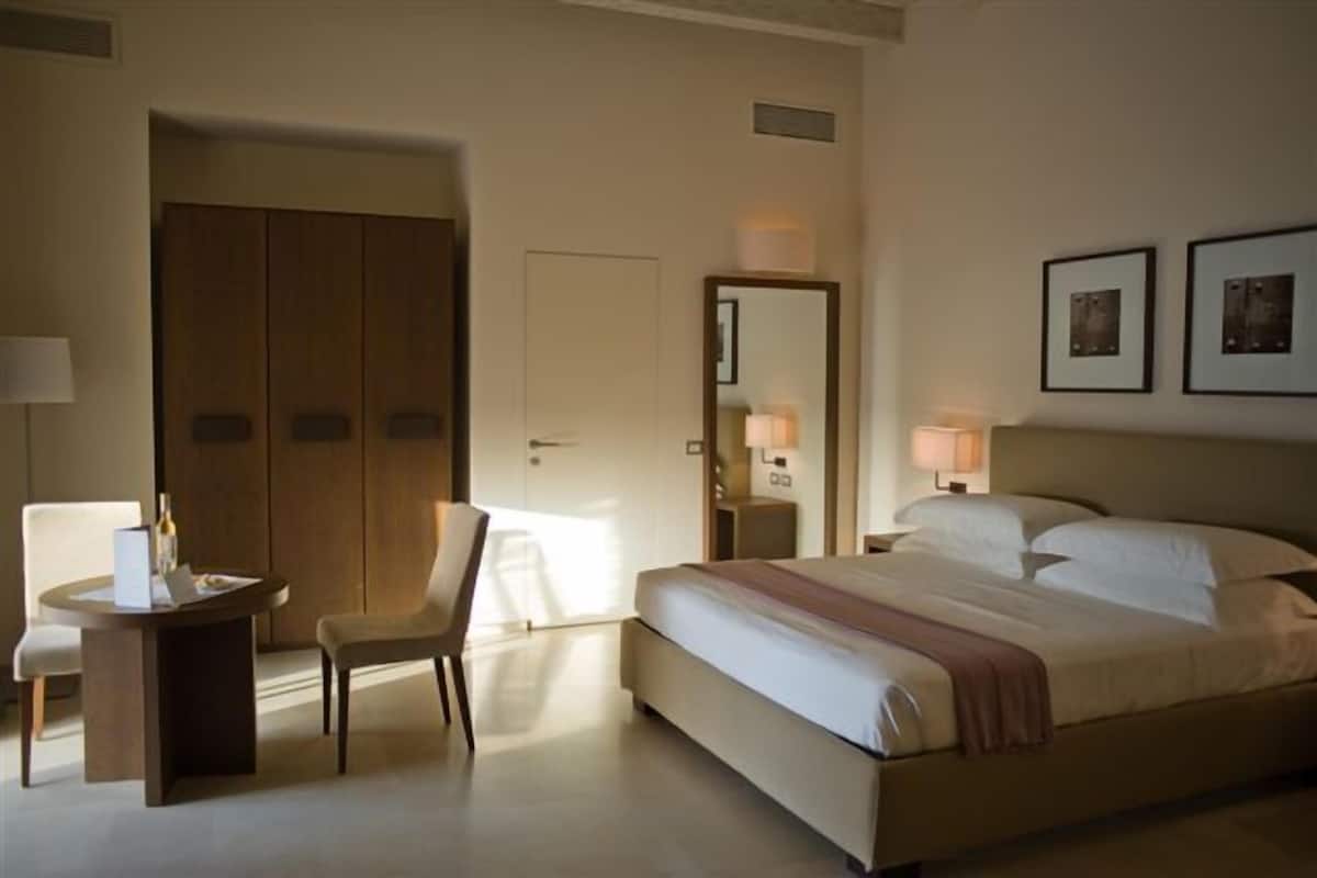 1 bedroom, premium bedding, minibar, in-room safe