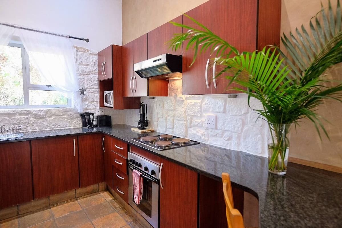 舒適小屋 | 私人廚房 | 大型冰箱、微波爐、烤箱、爐台