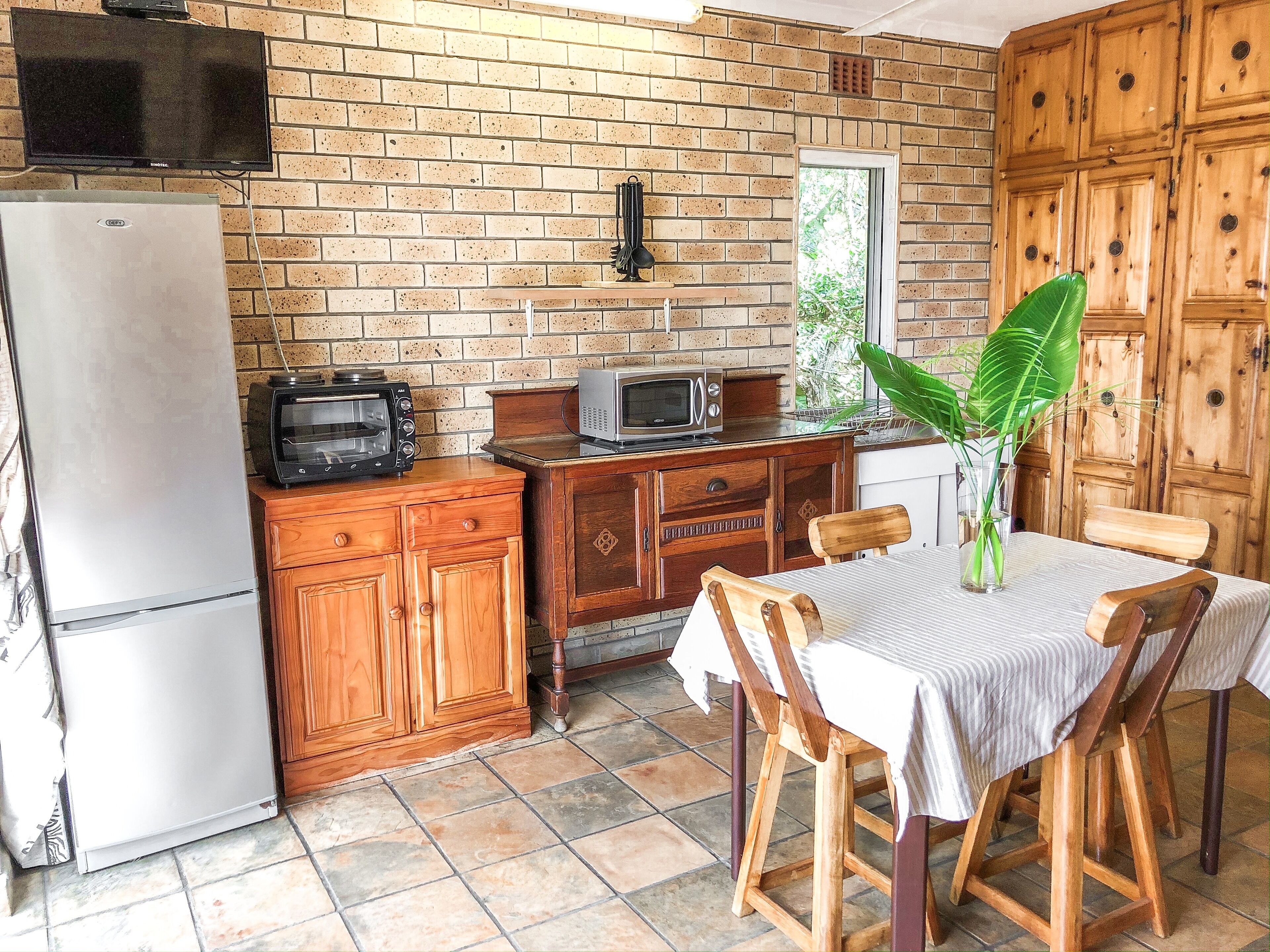 family studio suite | private kitchen | full-sized fridge, microwave, oven, stovetop