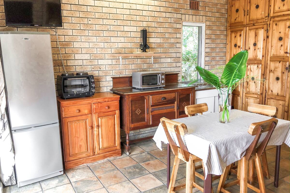 family studio suite | private kitchen | full-sized fridge, microwave, oven, stovetop