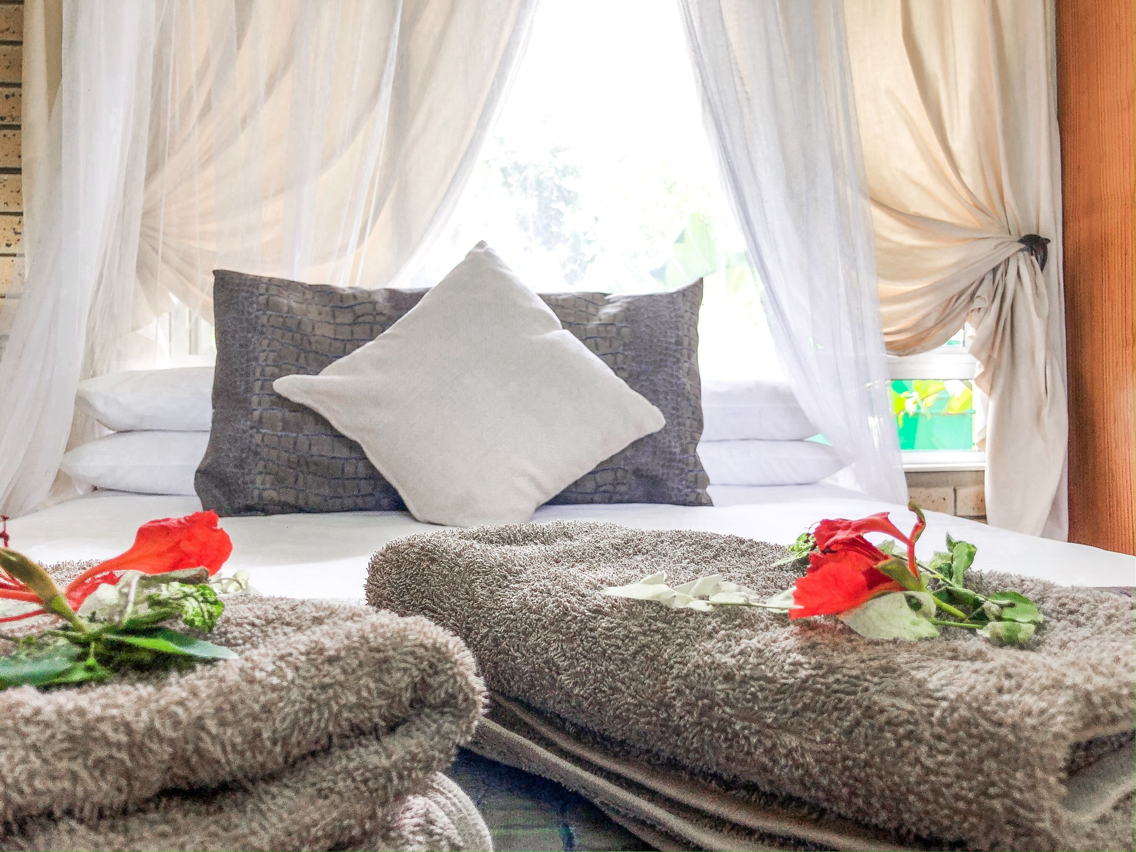 Romantische kamer | Een bureau, gratis wifi, beddengoed