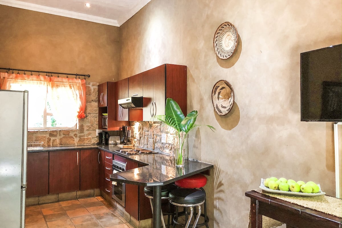 family apartment, 2 bedrooms | private kitchen | full-sized fridge, microwave, oven, stovetop