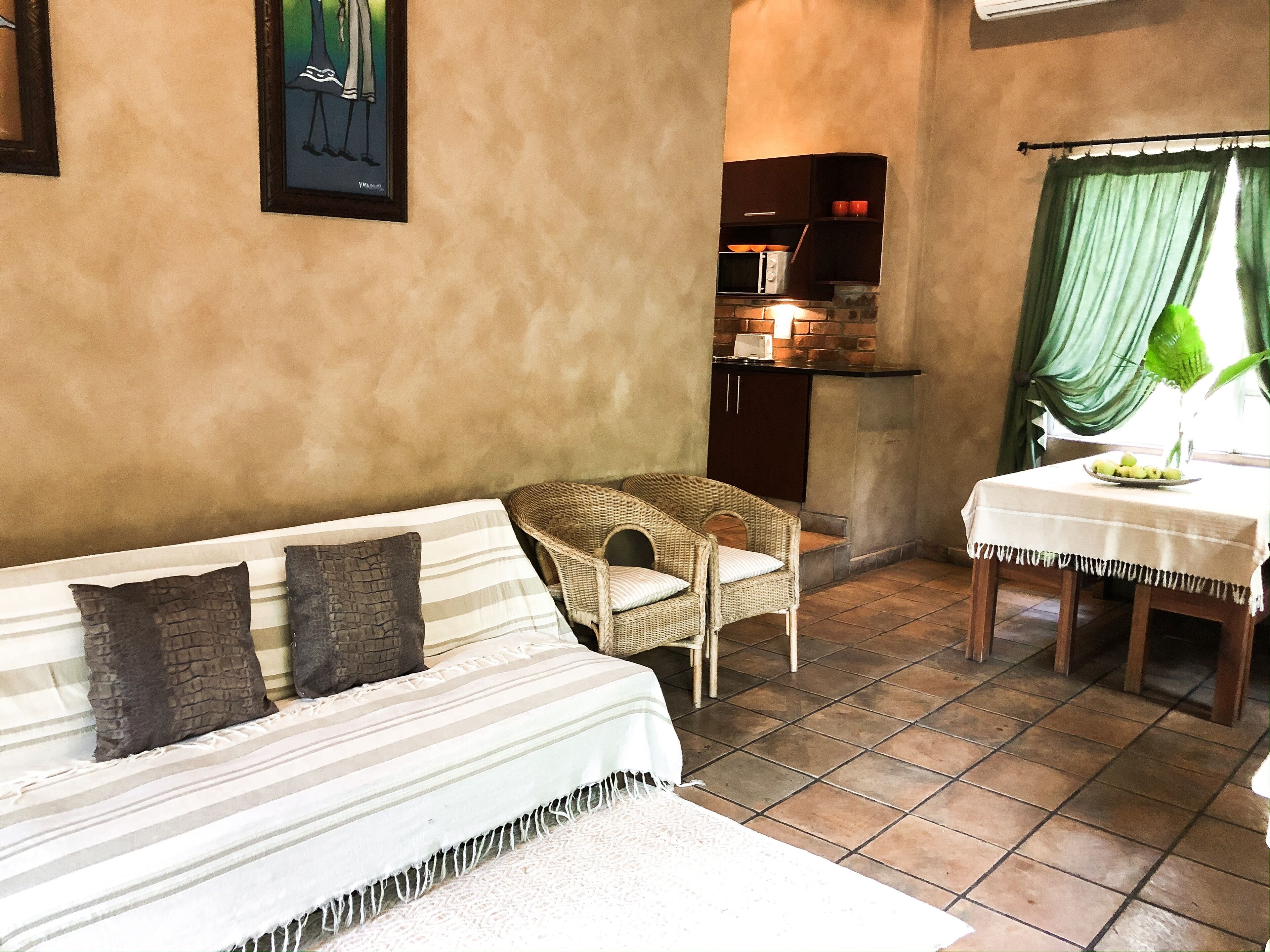 family apartment, 2 bedrooms, patio, garden view | living room | flat-screen tv, books