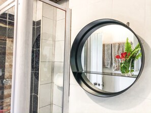 2 Sleeper (5) | Bathroom | Shower, free toiletries, hair dryer, towels - Ingwenya Lodge (St. Lucia)