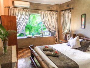 4 Sleeper, ground floor, double bathroom (3) | Desk, free WiFi, bed sheets - Ingwenya Lodge (St. Lucia)